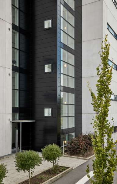 Aluminiumprofile verbinden Betonkarrees miteinander, Svanelundsbakken 16–22, 9800 Hjørring, Dänemark